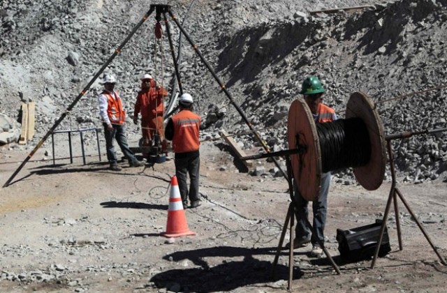 Ново видео с блокираните в Чили миньори ги показва в добро състояние
