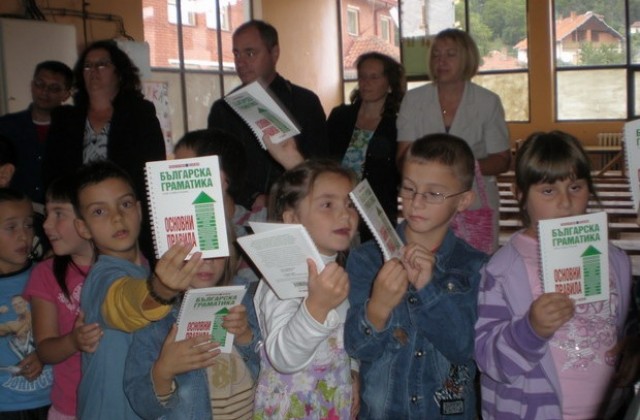 Ловешката структура на ГЕРБ дари българска литература на деца от Босилеград
