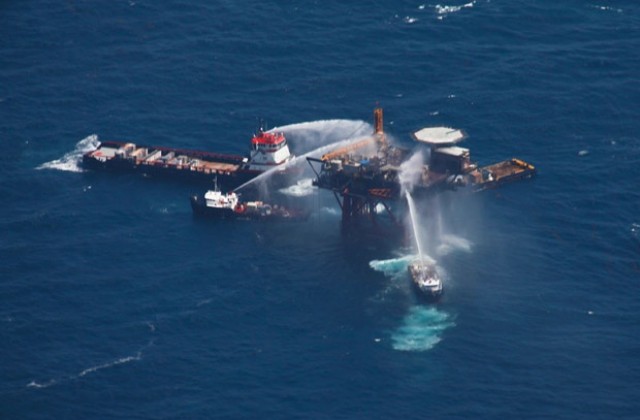 Няма пострадали хора при пожар на петролна платформа в Мексиканския залив