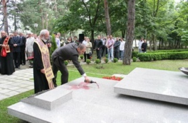 Дядо владика ще носи късмет на българите на Уембли