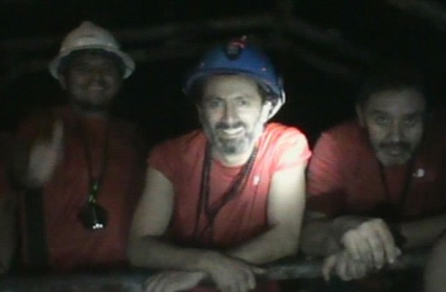 Чилийските миньори получиха броеници от папата