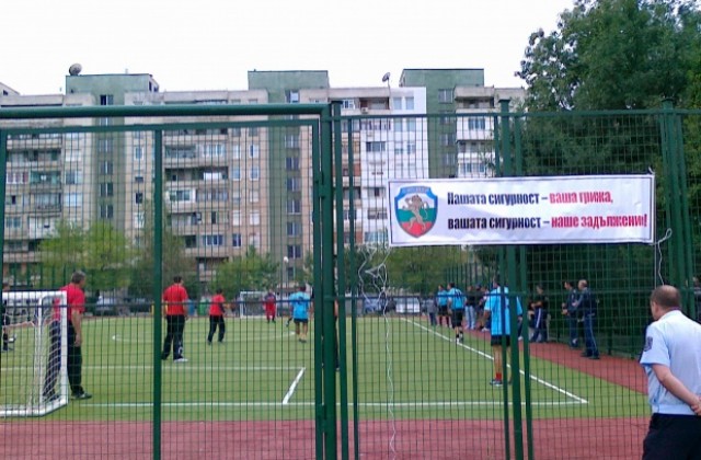 Полицаи, пожарникари, граничари и спасители мерят сили на футболен турнир