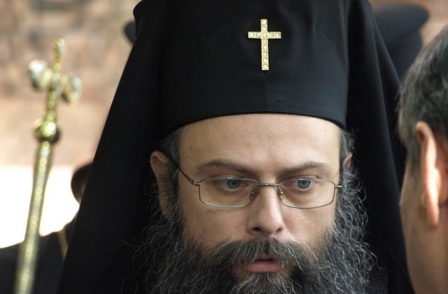 Митрополит Николай връчва ордени за анти-гей политика