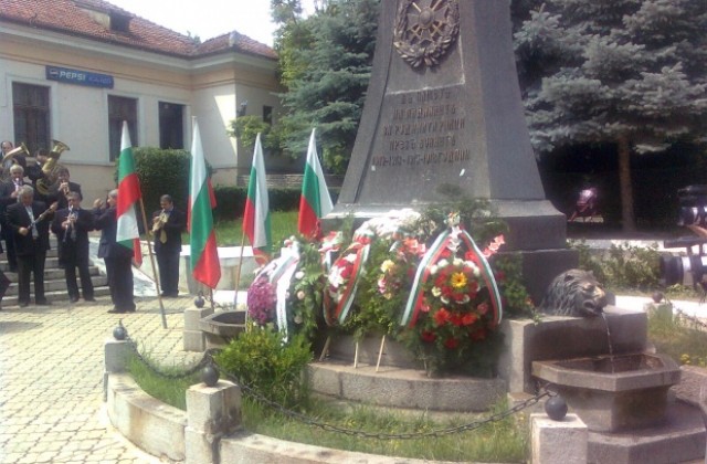 Посрещаме Съединението на България с поднасяне на цветя и музикални изпълнения