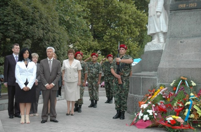 Почетоха Съединението с венци и цветя