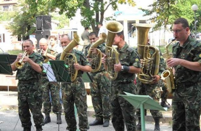 Оркестър обърка химна в Сливен