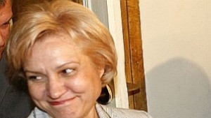 Менда Стоянова Трябва да се помисли за минимална работна заплата