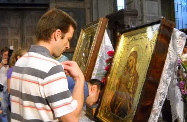 Свети мощи и чудотворни икони до неделя в Бургас