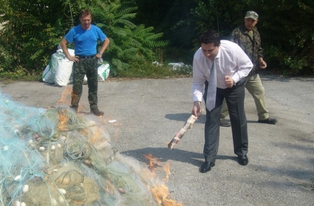 Областният управител на Ловеч запали незаконни риболовни мрежи