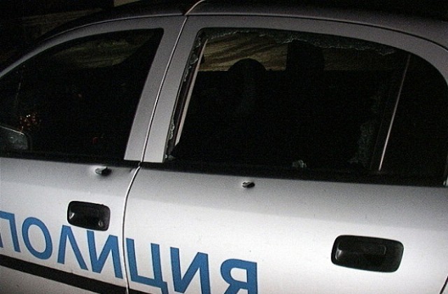 Мъж буйства и чупи стъкло на патрулка, закопчават го