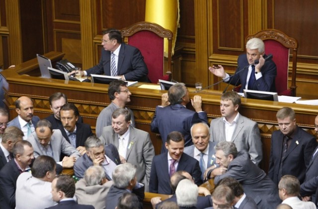 Опозицията в Украйна блокира входа към парламентарната зала със столове