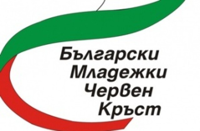 Доброволци демонстрират първа помощ на площада