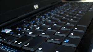 Подаряват лаптопи на деца на загинали служители на МВР