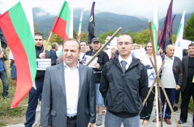 ВМРО опъна телена мрежа, полицията не разреши блокада на пътя за Македония
