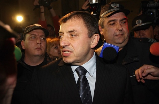 Премиерът в SMS до Алексей Петров: Успах се, ще закъснея