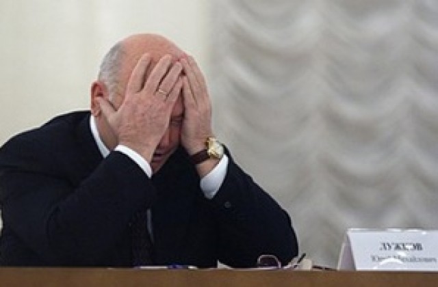 Непотопяемият кмет на Москва удържа фронта, но столът му се клати