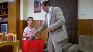 Две момчета от Разградско получиха лаптопи от шефа на полицията