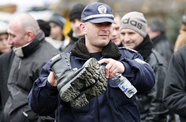 Полицаите не искат да влизаме в Шенген с разпрани кубинки, ще протестират