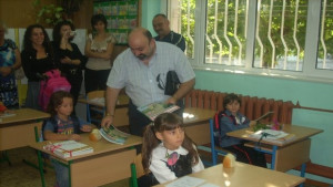 Дариха първокласници с Патриотичен буквар