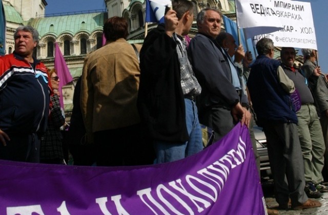 Синдикати готвят протест срещу вдигането на осигурителния стаж