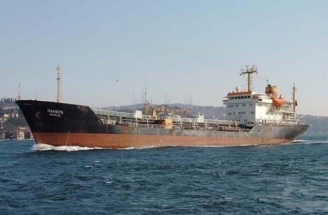 Пират насочил зареден автомат към капитана на Панега