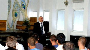 Министър Дончев препоръча на зрелостниците да бъдат себе си