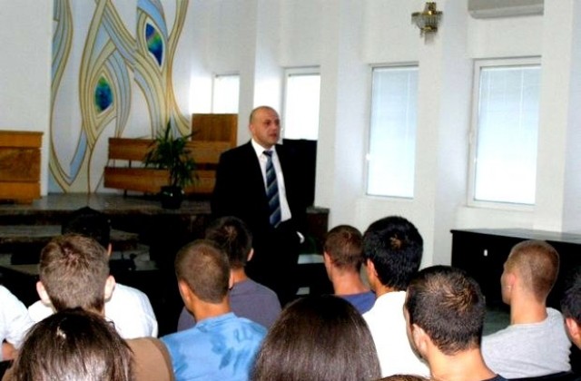 Министър Дончев препоръча на зрелостниците да бъдат себе си