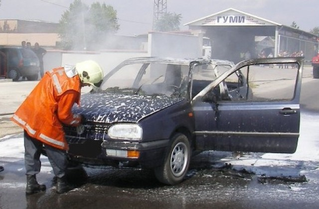 Гълъбовски огнеборци потушиха пожар в кола само за три минути