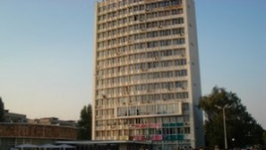 Над 100 полицаи показват бойни техники на открито пред община