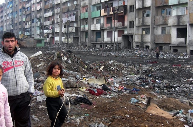 Обезопасяват печално известния блок в Ямбол