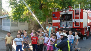 Пожарникари евакуираха детска градина