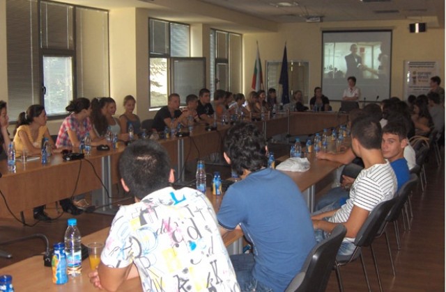 Ученици от Математическата гимназия в дебат с еврокомисар Василиу