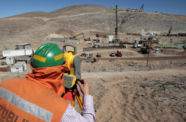 Първата спасителна шахта достигна затрупаните чилийски миньори