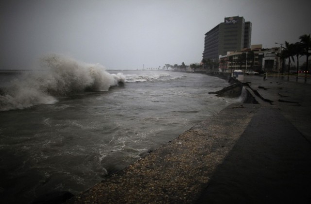 Ураганът Карл връхлетя крайбрежието на Мексико и отслабна до циклон