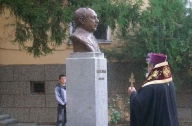 Откриха бюст-паметник на Атанас Буров в Горна Оряховица