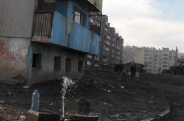 Започна събарянето на опасния блок в Ямбол