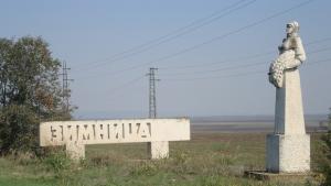 Доброволци пазят гроздето в Зимница