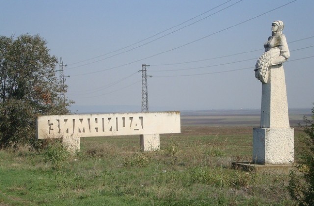 Доброволци пазят гроздето в Зимница