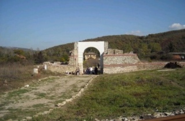 Стара крепостна стена и част от римски път откриха при разкопки на Состра