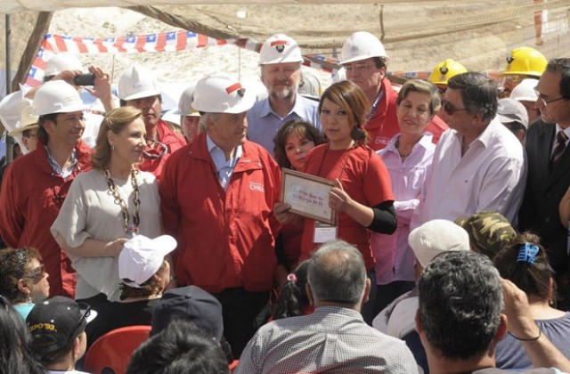 Чилийският президент вдъхна кураж на затрупаните миньори