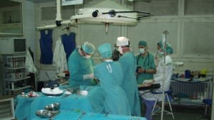 Състоянието на пребития ученик остава критично