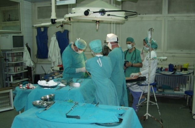 Състоянието на пребития ученик остава критично