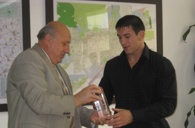 Кметът Танчев награди световния шампион по борба Христо Маринов