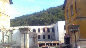 Разрушават старите общежития на Щампата част от ромите вече настанени