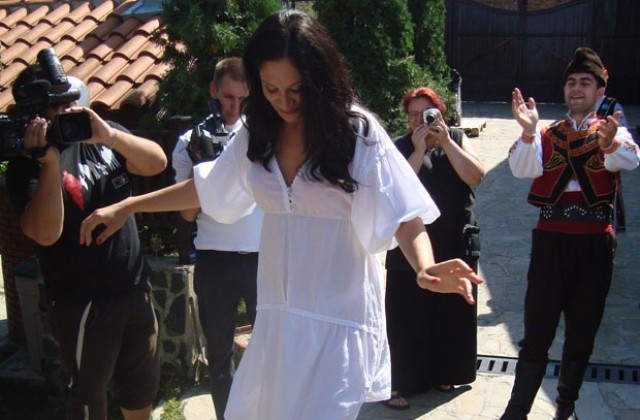 Мариана Попова танцува „гроздова ръченица