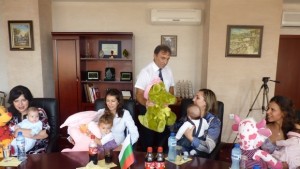 Кмет кани бебета на оперативка