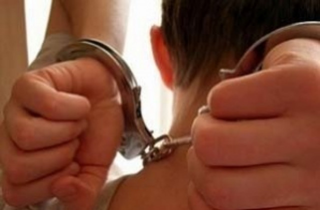 Задържаха 18-годишен младеж с дрога