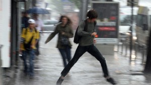 Чистят шахти улична канализация и автоподлези