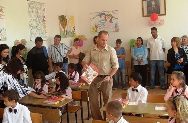 Даряват книги на детския дом в Гоце Делчев