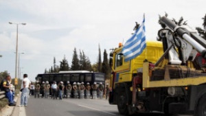 Гръцките шофьори на камиони блокираха две магистрали в знак на
